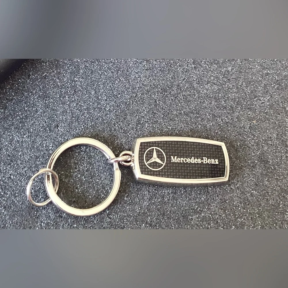 🌺 New Mercedes-Benz Silver Black Keyring